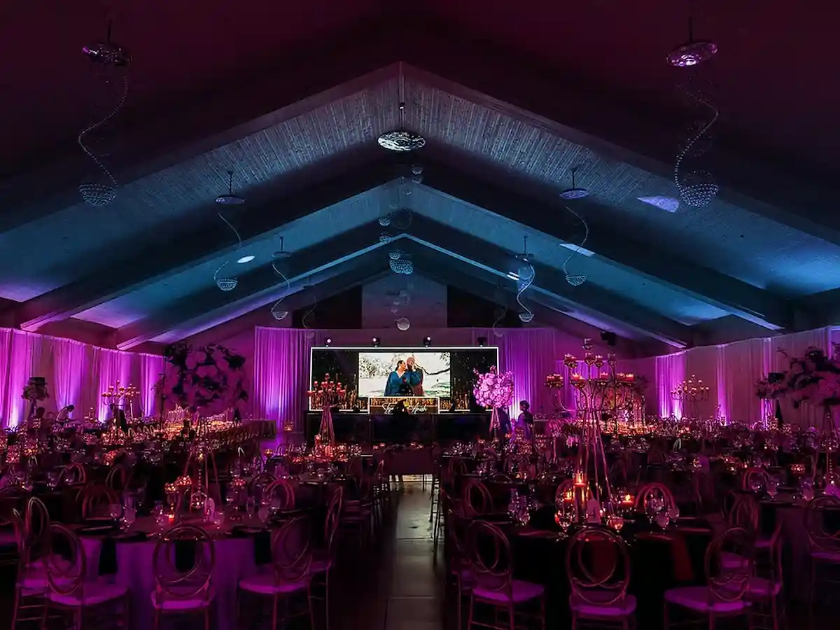 DJ professionnel en coulisses lors d’un événement avec éclairage et piste de danse – Jour Précieux Paris