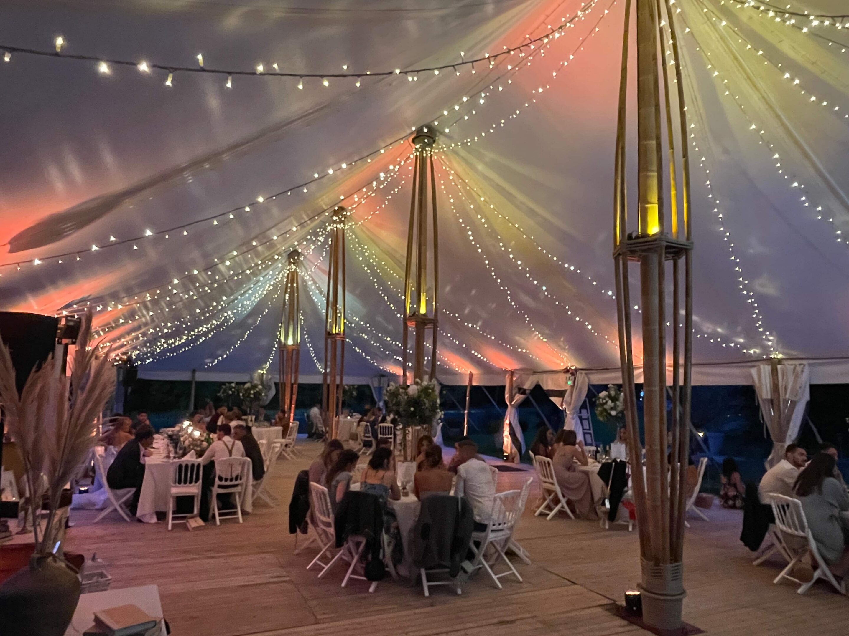 Tente de mariage décorée par DJ